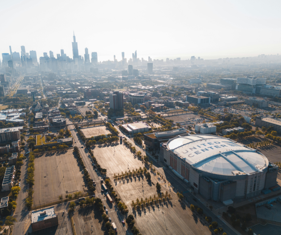 landscape picture of the united center in chicago